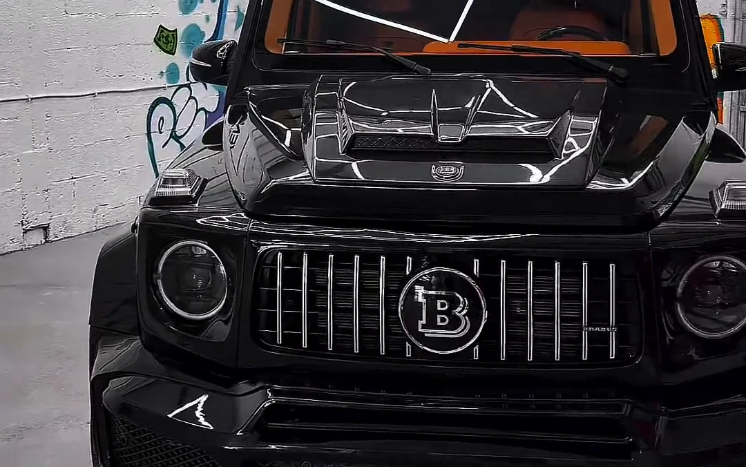 גימור צבע במרצדס G-Class מתוך העבודה בסדנת Reuvens