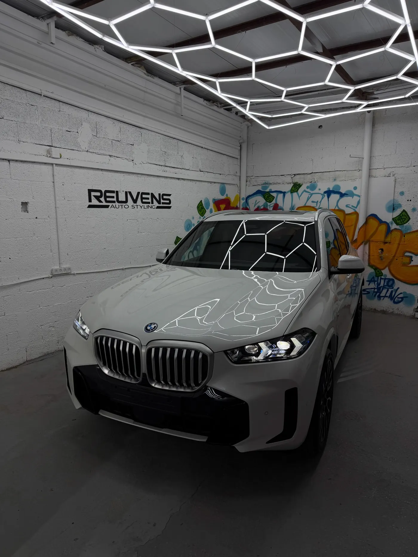 BMW X5 לבנה לאחר PPF וציפוי ננו, במבט מקדימה