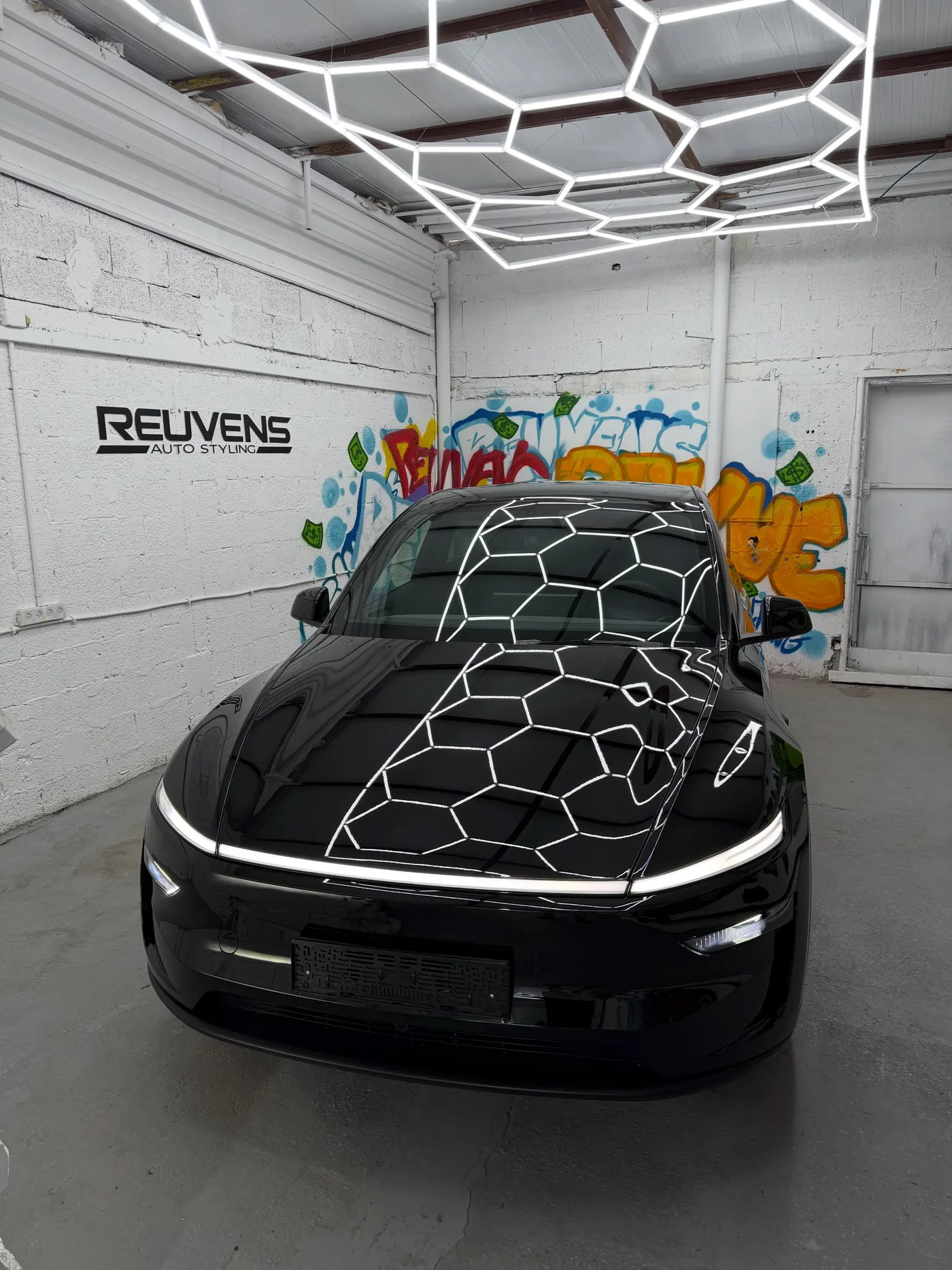 Tesla Model Y שחורה לאחר הכנת צבע וציפוי ננו